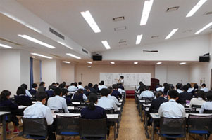 堺高校　１年生マネジメント創造科　小論文講座