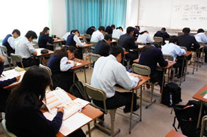 堺高校　１年生マネジメント創造科　小論文講座