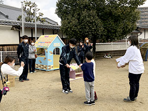 建築インテリア　遊具寄贈